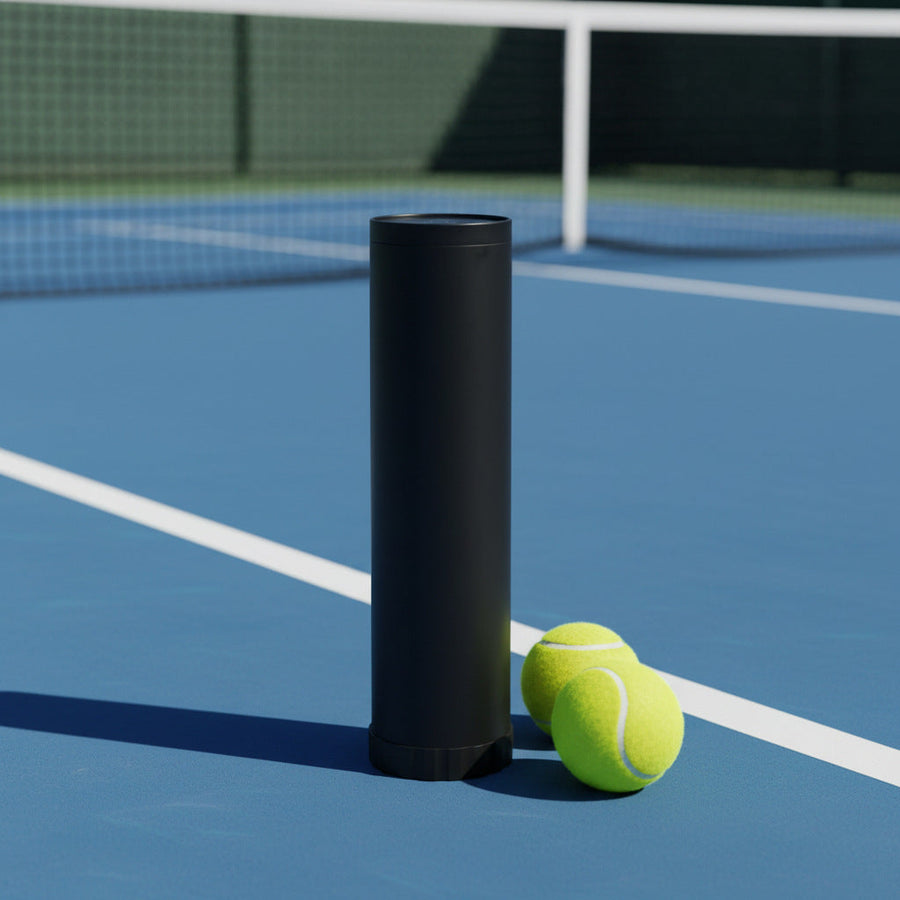 Presurizador automático junto a pelotas de pádel en la pista