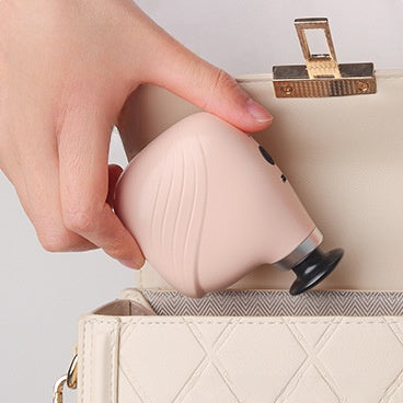 Mini pistola de masaje guardada en un bolso