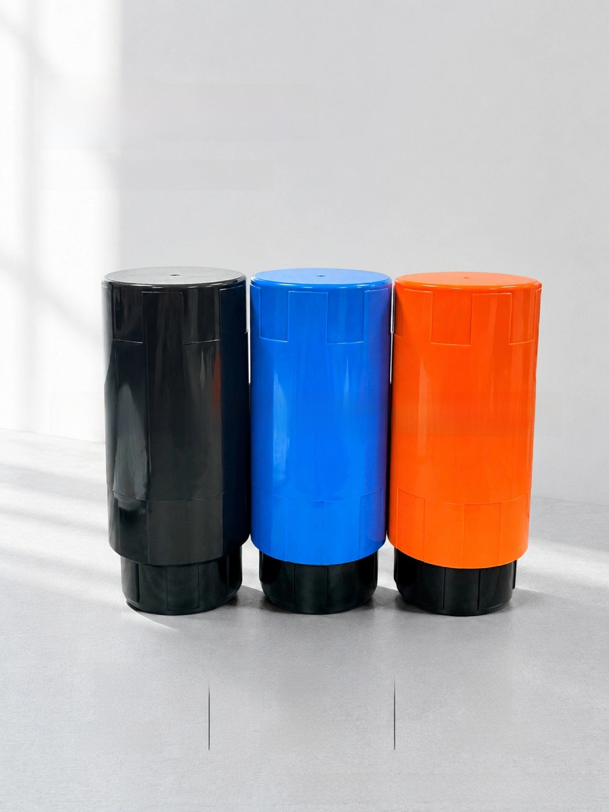 Presurizadores manuales en negro, azul y naranja