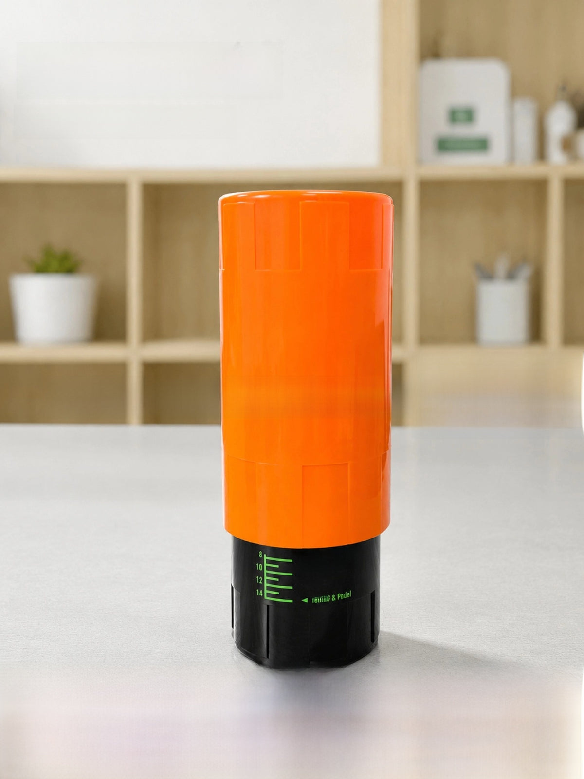 Presurizador manual naranja sobre una mesa